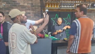 Neymar cumprimenta fã em churrascaria de Santos