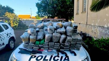 PM apreende 164 kg de drogas e armas após capotamento no interior de SP