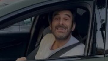 Irritado, o motorista que vinha atrás dela começou a buzinar e xingá-la de "vaca" e "arrombada"