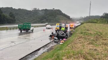 Veículo colidiu contra um caminhão que circulava no outro sentido, em direção a Rodovia Presidente Dutra