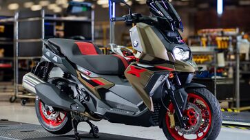 Além da versão na cor preta, já vendida no Brasil, a C 400 X chega com novo estilo "Rugged"