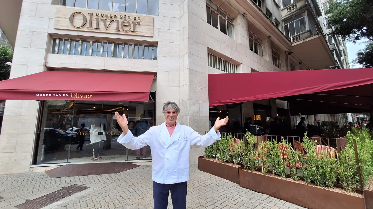 O chef Olivier Anquier em frente à nova unidade da Mundo Pão