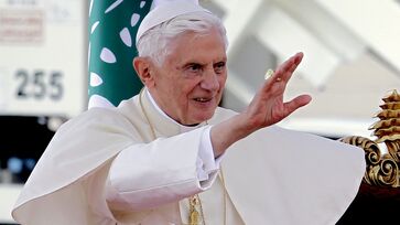 Interpretação de Ratzinger sobre o papel do Espírito Santo na escolha papal tem implicações significativas