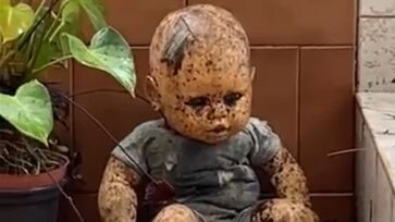 Boneca passearia por cemitério na zona sul de São Paulo