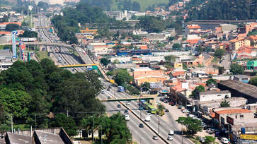 Trecho da antiga rodovia Régis Bittencourt, hoje chamada de Avenida Aprígio Bezerra da Silva, em Taboão da Serra, na Grande São Paulo 