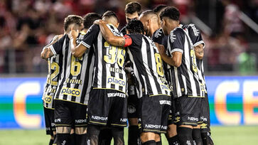 Santos e Vitória se enfrentam, neste domingo, no Brasileirão Série A