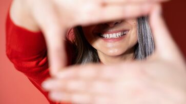 Nem muito largo, nem muito contido; a ciência explica que o equilíbrio é a chave para o sorriso ideal