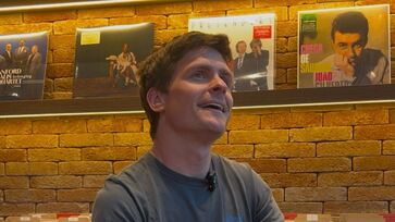 Tom Speight durante entrevista na Now Play Vinyl Store, em São Paulo