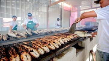 Tainha assada na brasa será servida com farofa, arroz e vinagrete