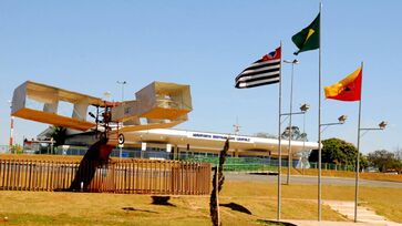 Aeroporto Estadual Bertram Luiz Leupolz, é divido em áreas particulares, estaduais e municipais
