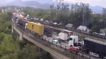 Segundo a Ecovias, concessionária responsável pelo sistema, a Operação 7x3 está em vigor na rodovia Anchieta, com congestionamento do km 26 ao 40 no sentido Litoral
