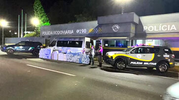 Segundo a Polícia Militar Rodoviária, a van tinha um fundo falso embaixo dos bancos