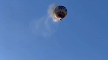 Em um céu extremamente azul, é possível ver que um incêndio tomou conta do balão antes de ele se chocar contra o solo
