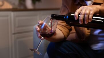 Polifenóis do vinho tinto têm efeitos positivos, mas consumo exagerado é perigoso