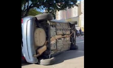 Carro após capotamento no bairro Pompeia, em São Paulo