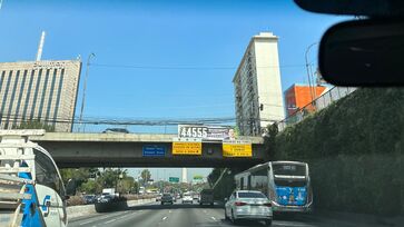 Cartaz exibido em viaduto na avenida 23 de Maio com propaganda de Rubinho Nunes