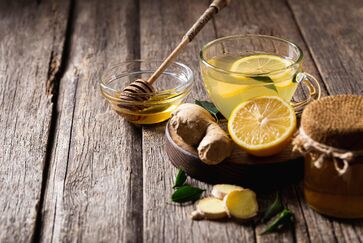 Médica indica chá de gengibre, limão e mel como opção natural para aliviar sintomas de gripes e resfriados.