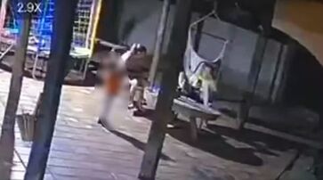 Os tiros atingiram a mulher no braço e no tórax