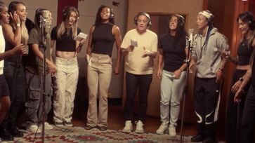 Música "Futebol Feminino" foi regravada por 11 atletas brasileiras