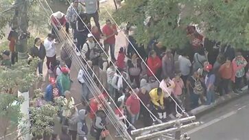 Manifestantes em frente à Prefeitura de Itapecerica da Serra, na Grande São Paulo