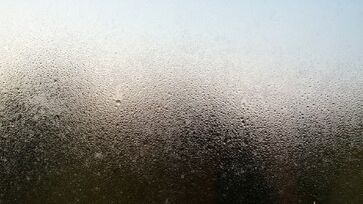 Com a chegada do inverno, uma dor de cabeça para as donas e os donos de casa é o de perceber o embaçamento de suas janelas