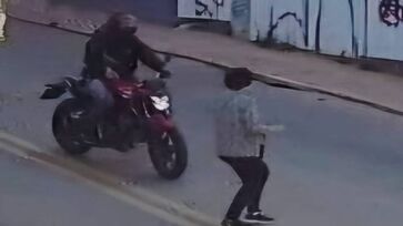 Mulher andava pela calçada, quando parou, olhou para os dois lados e iniciou a travessia