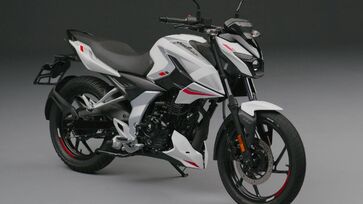 Bajaj Pulsar N150 tem 16,5 centímetros de altura em relação ao solo e 145 quilos em ordem de marcha