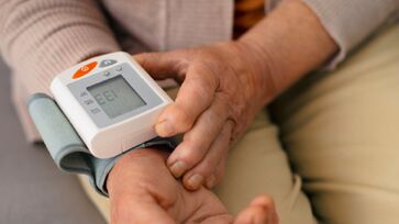 Manter a pressão controlada é imporante para evitar problemas cardiovasculares, especialmente em idosos