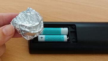 O papel alumínio serve como uma espécie de adaptador para pilhas