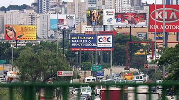 Das esquinas de bairro aos grandes cruzamentos. Na imagem é possível ver a marginal pinheros