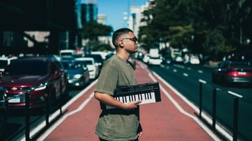 'Além de Dez' encerra a sequência de três singles que antecipam o álbum de estreia do músico