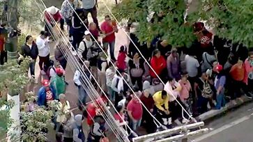 Manifestantes em frente à Prefeitura de Itapecerica da Serra, na Grande São Paulo
