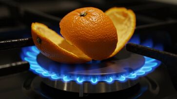 Casca de laranja em fogo baixo libera um odor cítrico na cozinha 
