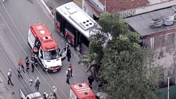 Ônibus bateu em um poste na rua Maria Carlota, no bairro da Penha