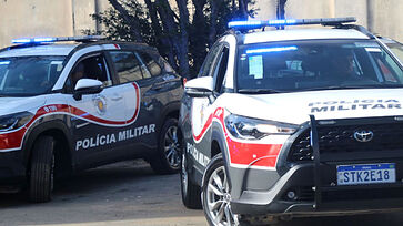 Policiais militares estavam em patrulhamento pela região, quando foram informados por uma testemunha de que um estabelecimento era roubado