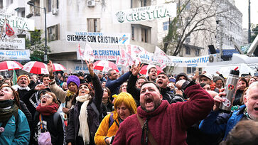 Manifestantes protestam contra condenação de seis anos em prisão domiciliar dada à Cristina Kirchner