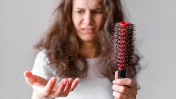 Vitamina C é grande aliada para quem luta contra a queda de cabelo, segundo especialistas