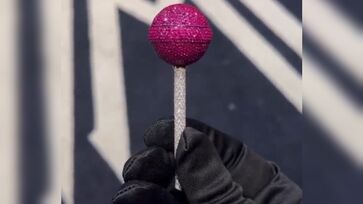 Em tradução literal, o 'pirulito de morango e diamante' foi feito pelo joalheiro das estrelas Alex Moss