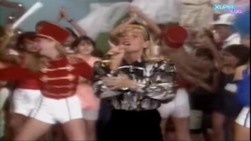 Xuxa cantando seu maior sucesso no seu programa na Globo