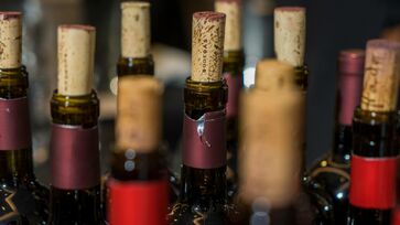 Ao frequentar um restaurante e pedir um vinho, é comum que o garçom apresente a rolha do produto após abrir a garrafa