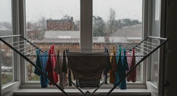 Nunca mais sofra com roupas molhadas e cheiro de mofo! Uma técnica simples e econômica com ventilador resolve o problema