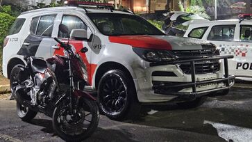 A motocicleta roubada, uma Honda CB Twister, foi localizada nas proximidades e recuperada pelos policiais