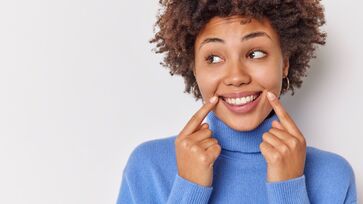 Alguns comportamentos podem te ajudar a clarear a cor dos seus dentes e manter eles brancos por mais tempo