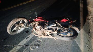Motocicleta trafegava na via quando invadiu a pista contrária e colidiu frontalmente com a carreta