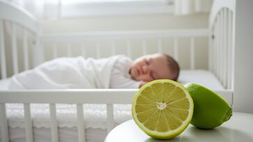Apesar de popular, pediatras alertam sobre perigos de usar limão nos berços