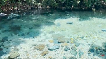 Água azul turquesa encanta visitantes
