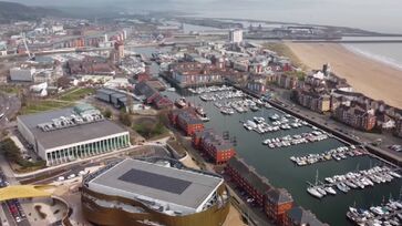 orla de Swansea, no País de Gales