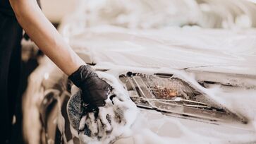 Lavar o carro com detergente pode trazer danos à pintura, remover ceras protetoras e até comprometer o verniz do veículo