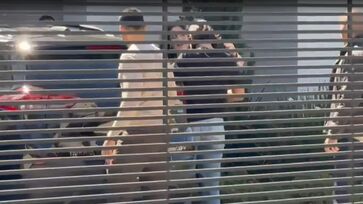 Momento em que Damares Alves chega na casa de Michelle Bolsonaro