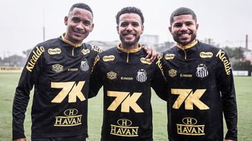 Atacantes Leleti e Lipão e o meia Jeffinho treinam junto ao elenco do Santos no CT Rei Pelé